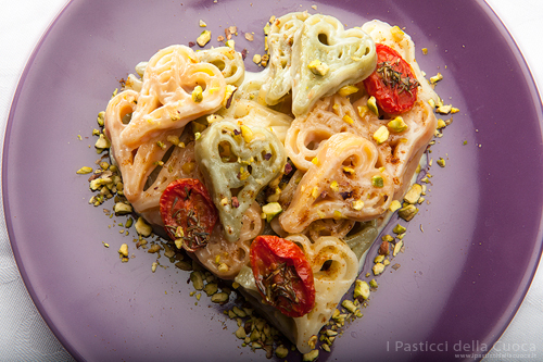 cuoricini con brie, granella di pistacchi e pomodorini
