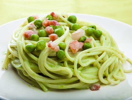 Spaghetti-con-crema-di-piselli-e-pancetta