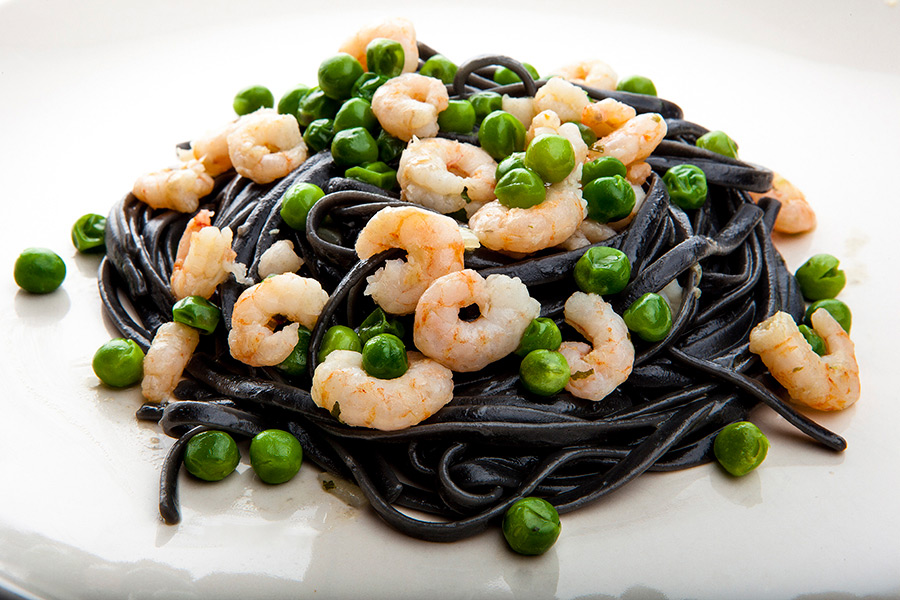 linguine-al-nero-di-seppia-con-gamberetti-e-piselli