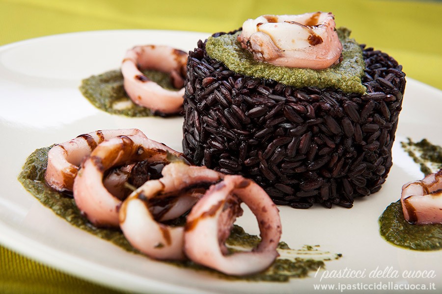 riso-nero-con-calamari-e-pesto-vicino