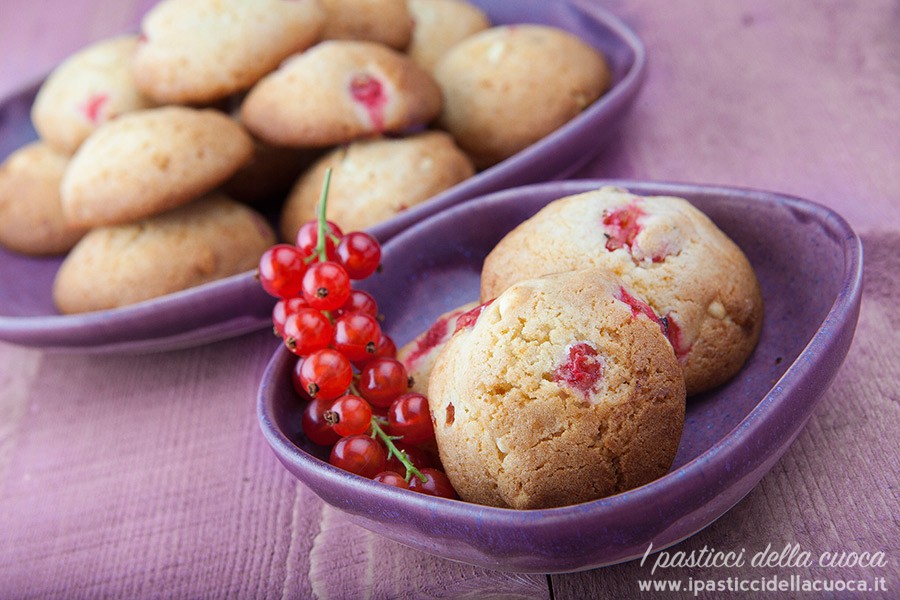 Biscotti-con-cioccolato-bianco-e-ribes