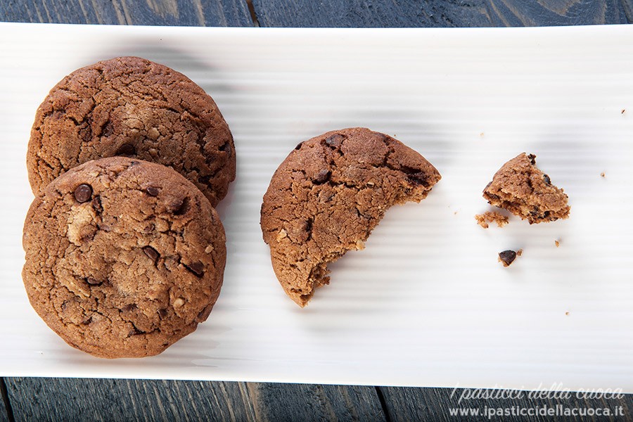 biscotti-con-gocce-di-cioccolato-alto
