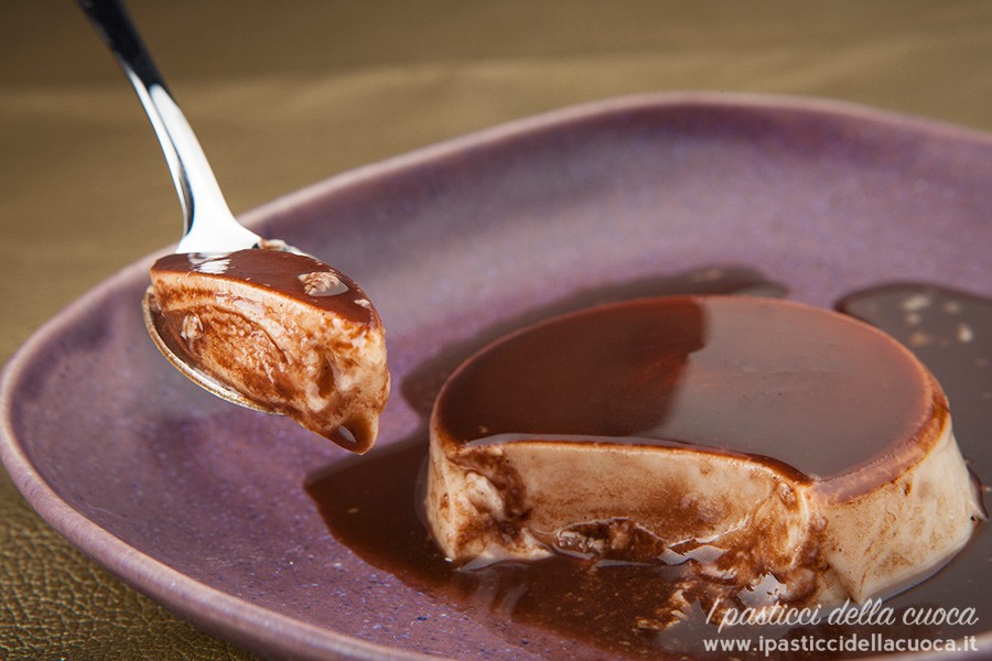 un-cucchiaio-di-panna-cotta-al-cioccolato