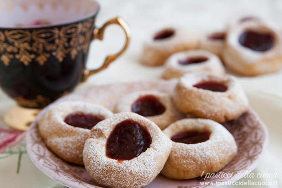 Biscotti degli ussari con marmellata ai lamponi
