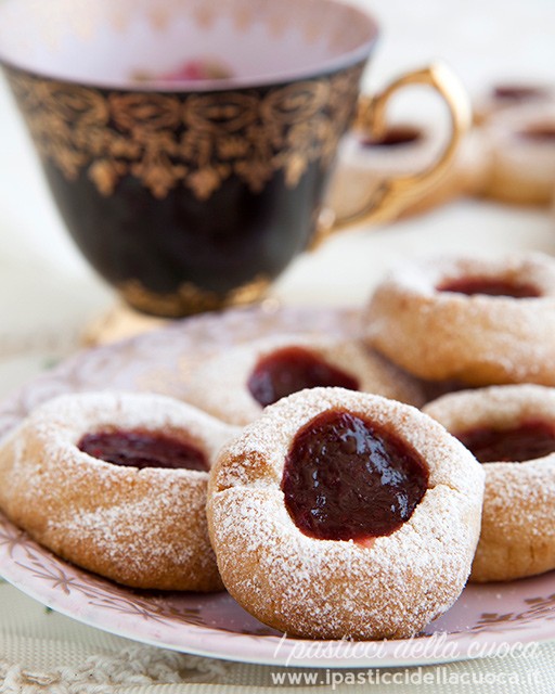 Biscotti degli ussari con tazza nera
