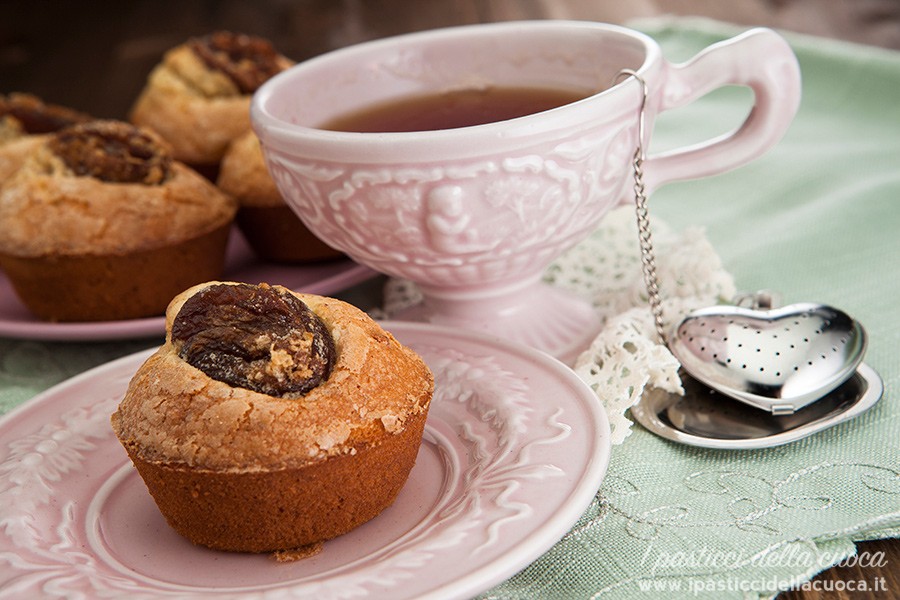 Muffin-con-mandorle-e-albicocche_piattino rosa
