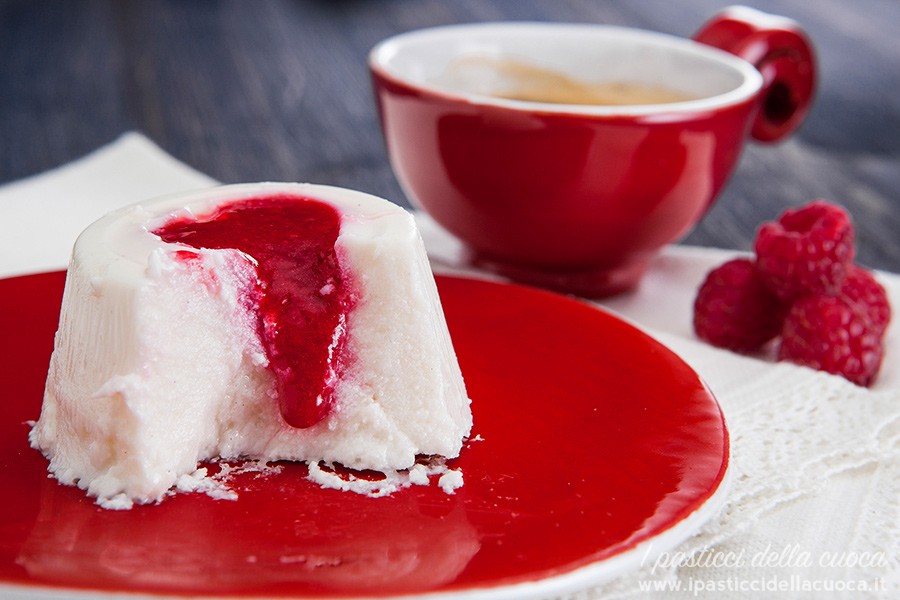 Panna-cotta-cuor-di-lampone_aperta-con-goccia-di-lampone
