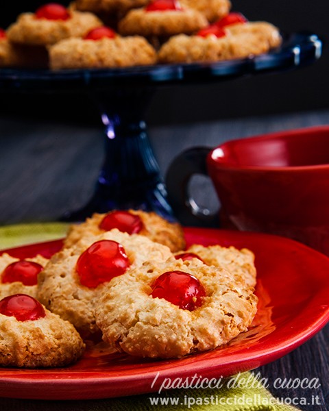 Petit four_biscotti con ciliegina rossa