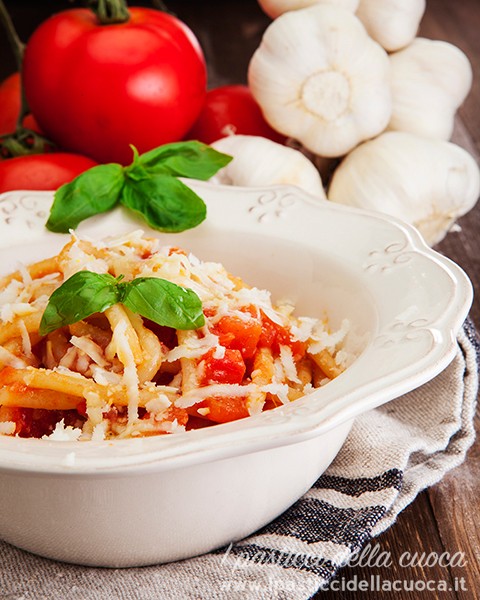 Pici-al-aglione_basilico e pomodori