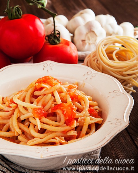 Pici-al-aglione_aglio e pomodori sullo sfondo