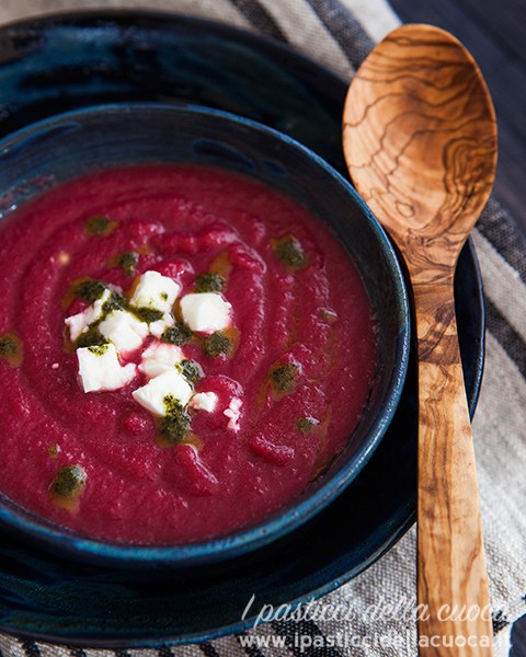 Vellutata-di-barbabietole_cucchiaio-di-legno