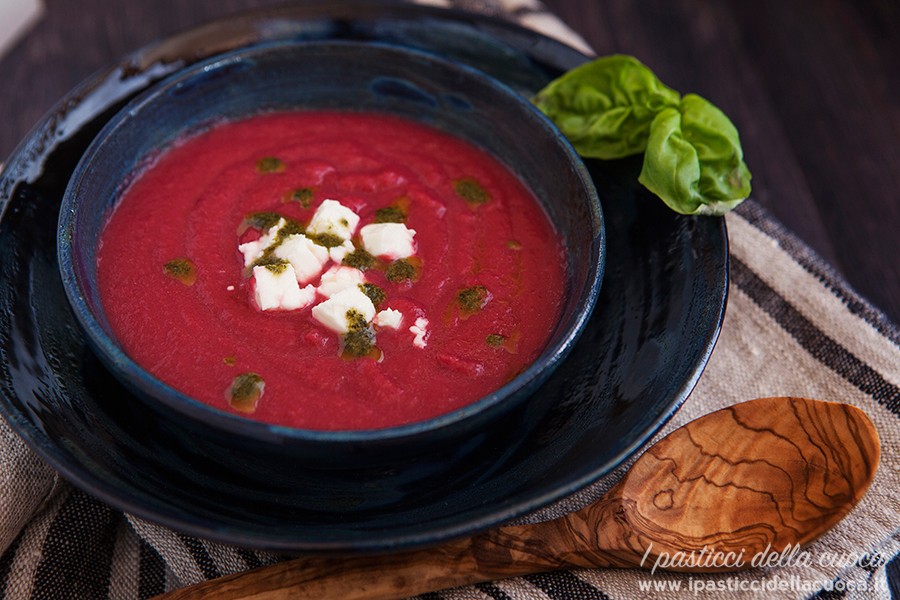 Vellutata-di-barbabietole_vista-da-lontano