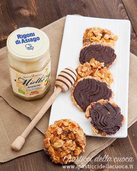 Fiorentine-alle-mandorle-e-arancia con barattolo di miele