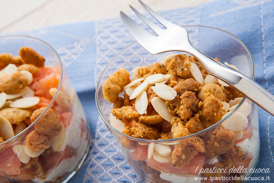 Bicchierini-aromatici-al-salmone_con-crumble