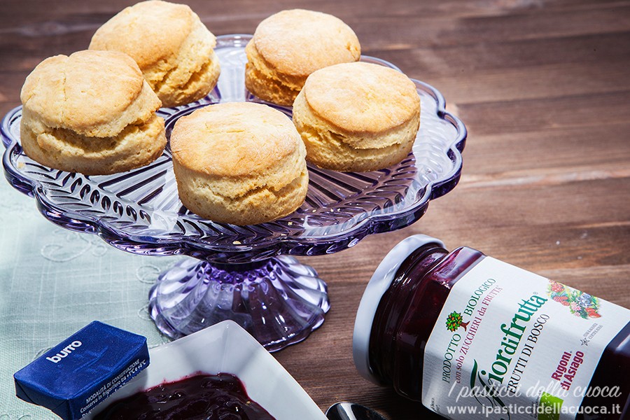 Scones su alzatina cristallo