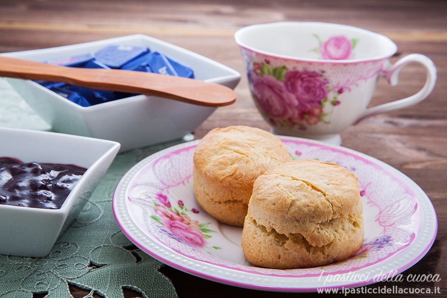 Sconse con tazza di the