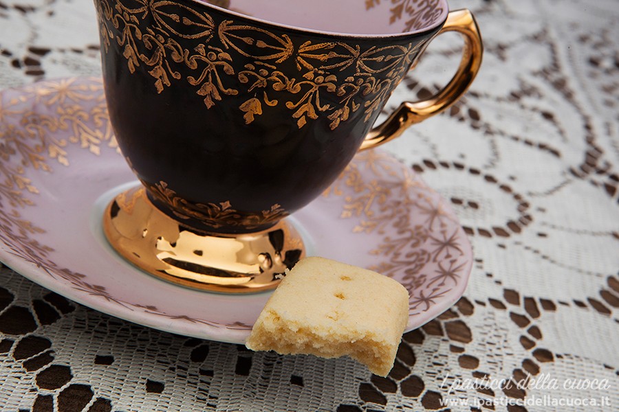 Tazza da the con piccolo pezzo di biscotto