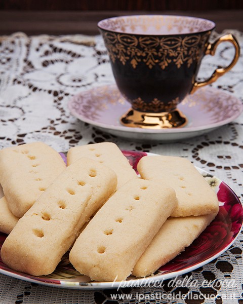 Piattino con biscotti in primo piano