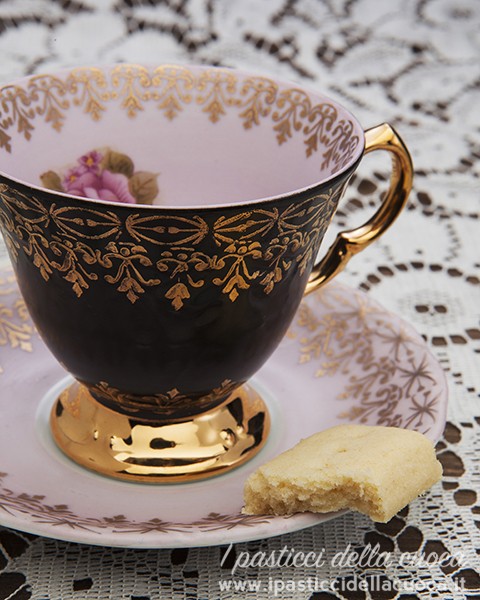 Tazza in verticale con piccolo pezzo di biscotto