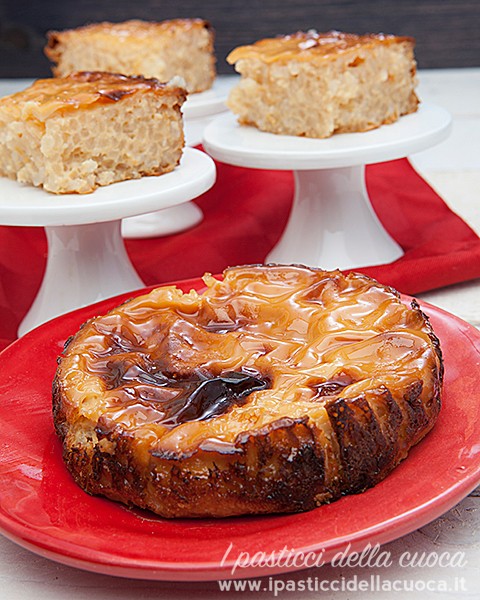Torta di riso in verticale, primo piano torta tonda