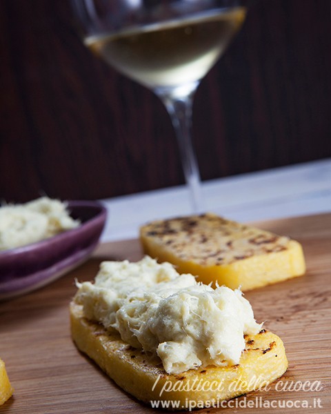 baccala-mantecato-con-bicchiere-di-vino