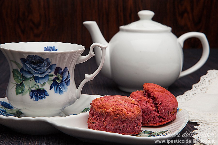 scones alla barbarbietola con tazza di the