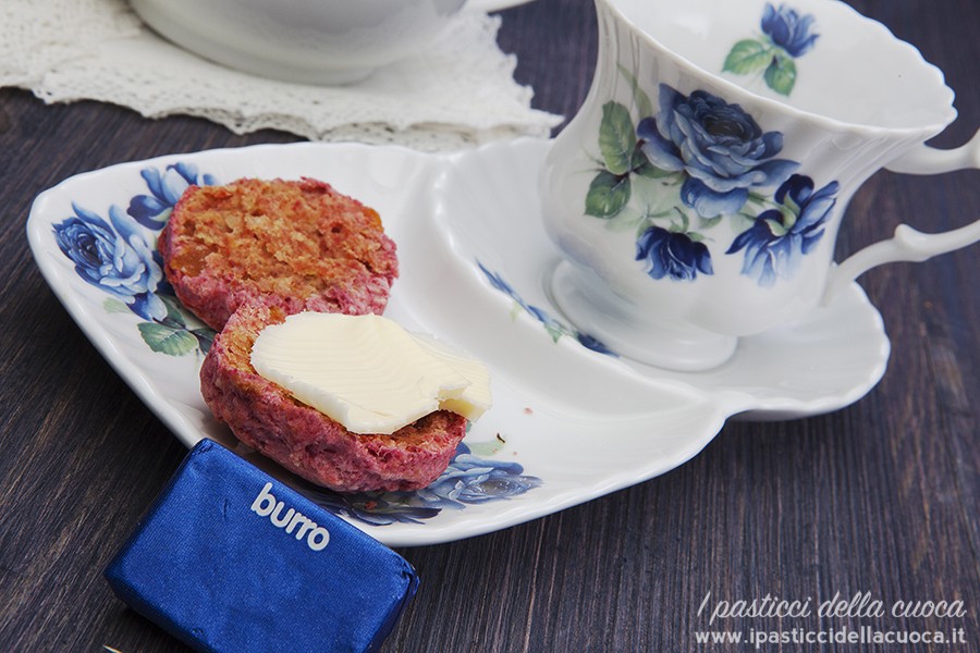 scones-alla-barbabietola con burro