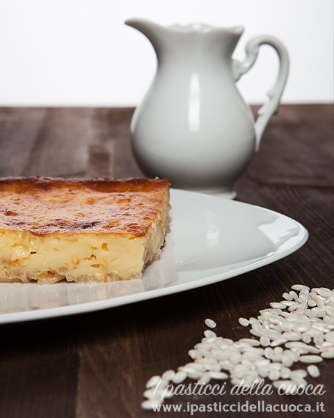 Fetta di torta di Carrara con bricco di latte