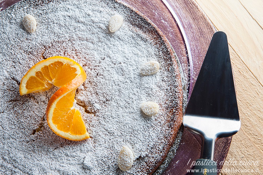 Torta con mandorle e arance, coperta di zucchero a veo