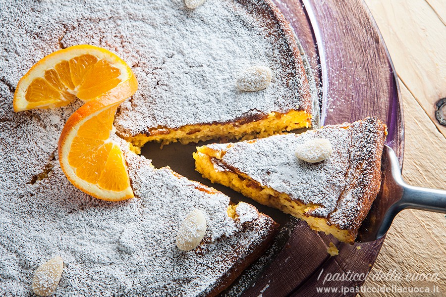Torta con fetta tagliata