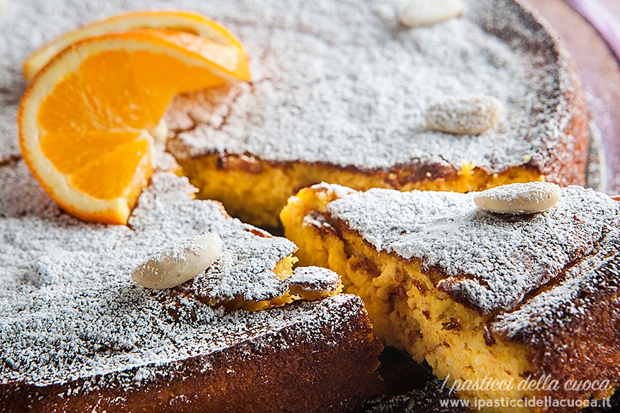 Fetta di torta con arance e mandorle