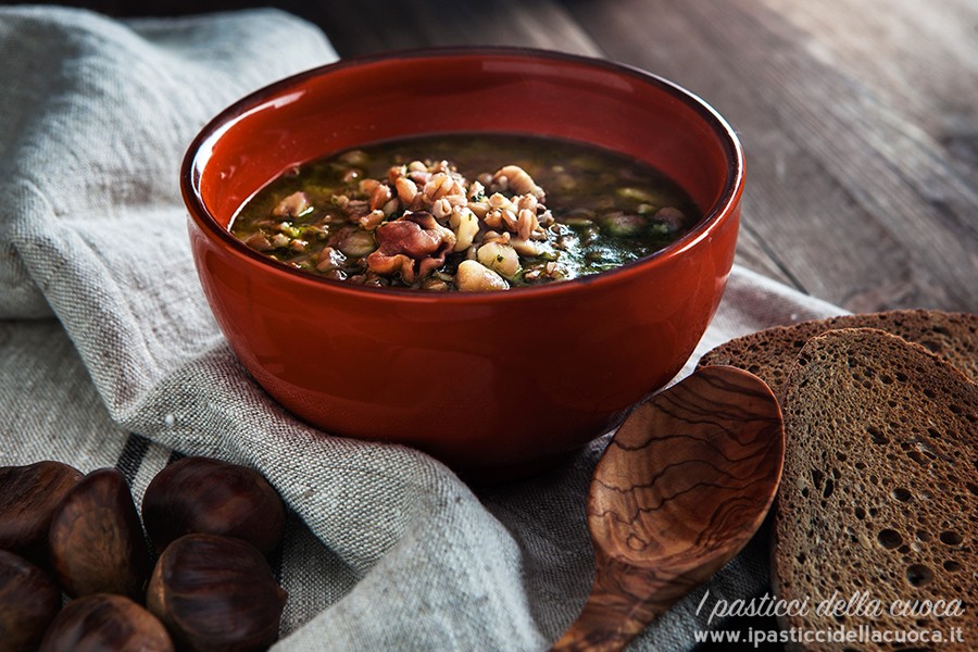 Zuppa di farro e castagne nella ciotola arancione