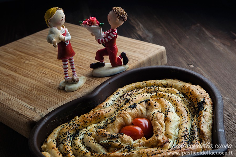 Spirale di pasta sfoglia con statuine fidanzatini innamorati
