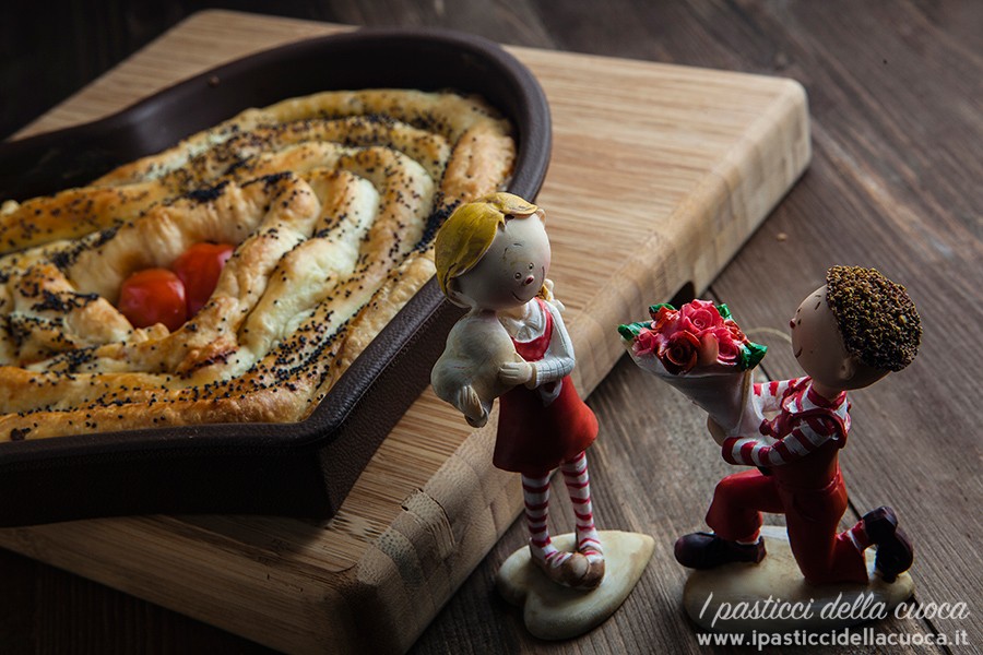 Spirale di pasta sfoglia con statuine fidanzatini innamorati
