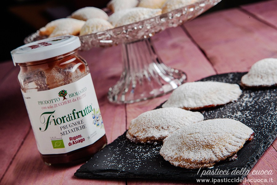 Tortelli-dolci- su-alzatina-e fior di frutta Rigoni