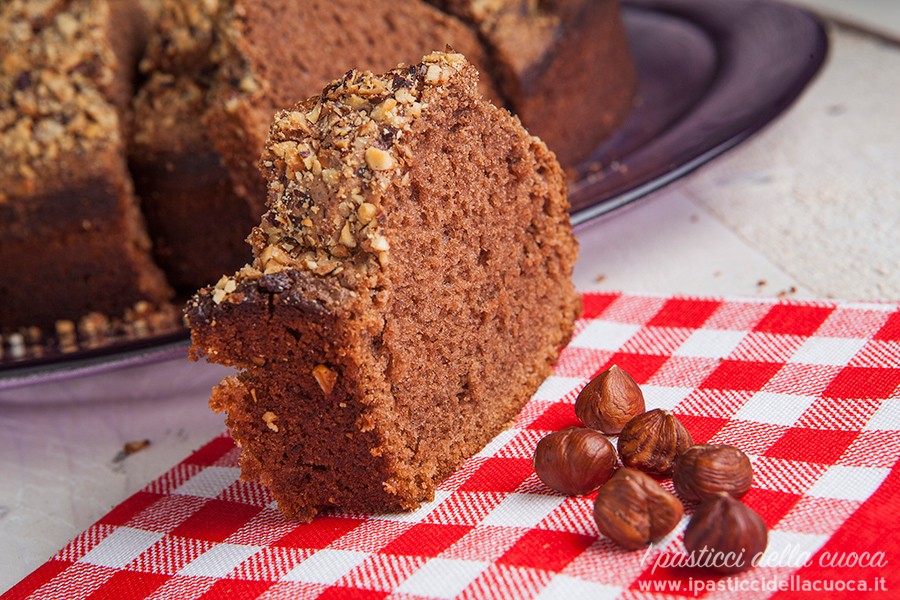 Fetta di ciambella alla nocciolata