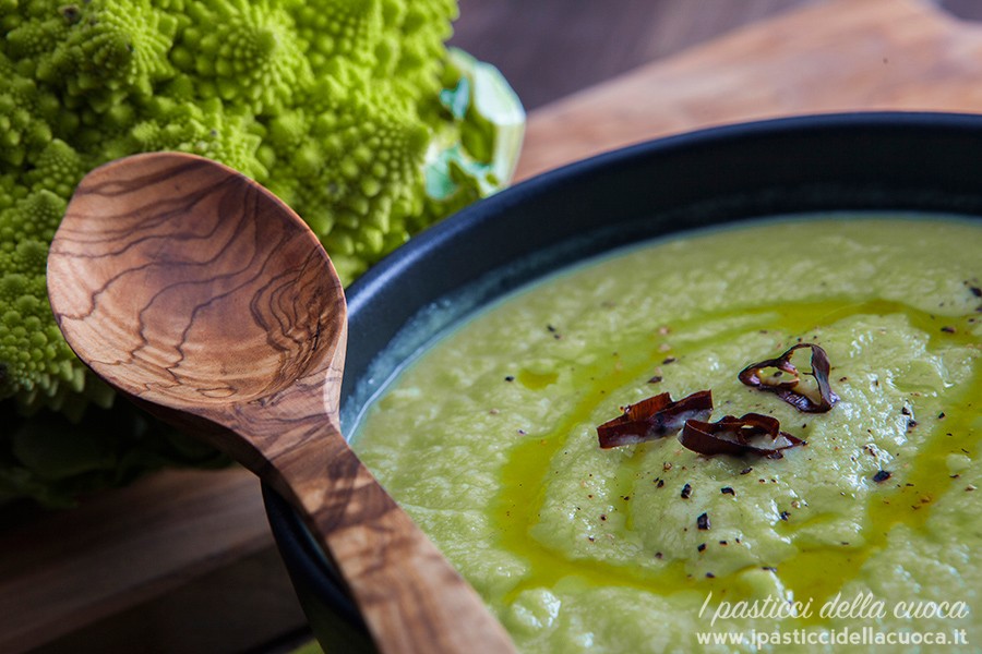 Vellutata-di-broccolo-romano-vista-da-vicino-con-cucchiaio-di-legno