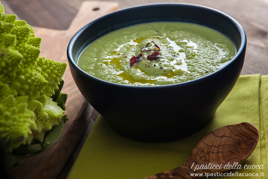 Vellutata-di-broccolo-romano-dentro-a-ciotola-scura