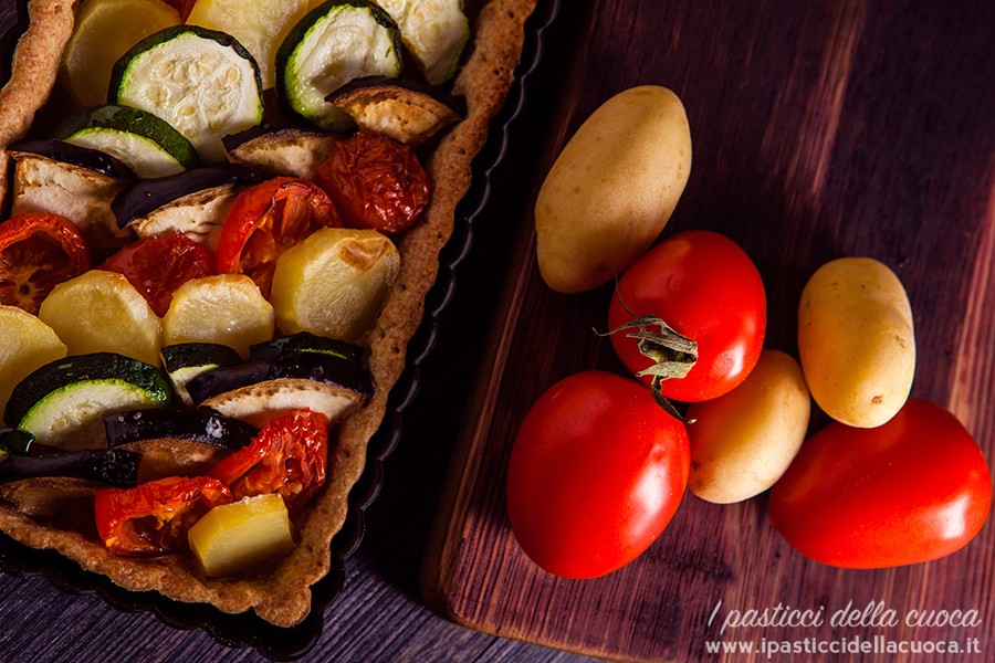 crostata salata con melanzane, zucchine, pomodorini e patate