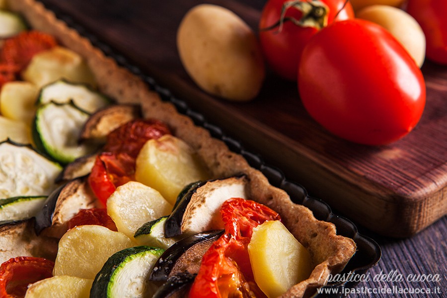 crostata salata con melanzane, zucchine, pomodorini e patate