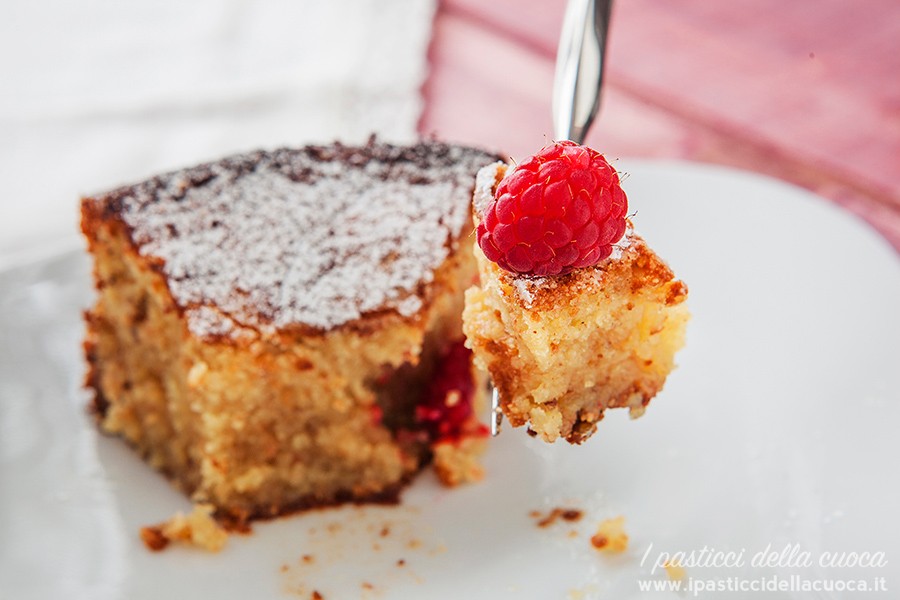 Torta-caprese_fetta-di-torta-con-forchetta