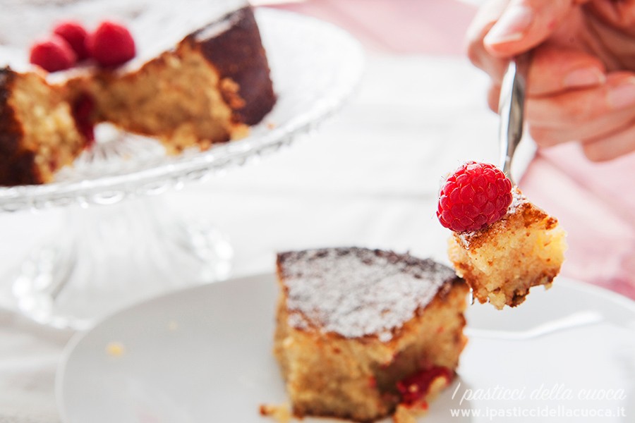 Torta-caprese_mano-che-tiene-la-forchetta