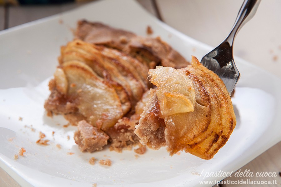 Forchettata di fetta di torta di mele
