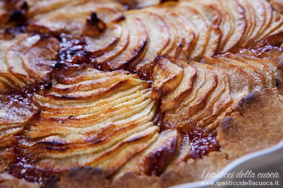 Torta di mele con frolla alle castagne vista da vicino