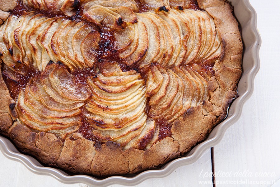 Torta di mele con frolla alle castagne vista dal alto