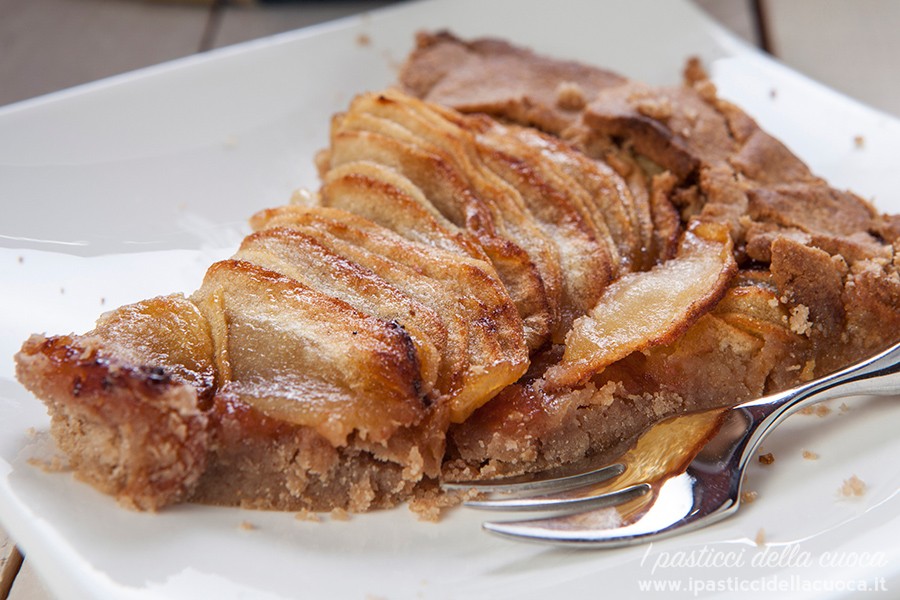 Fetta di torta di mele con frolla alle castagne