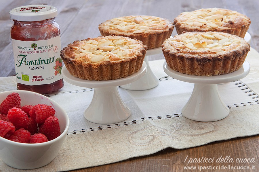 Crostata-con-crema-frangipane e marmellata rigoni ai lamponi
