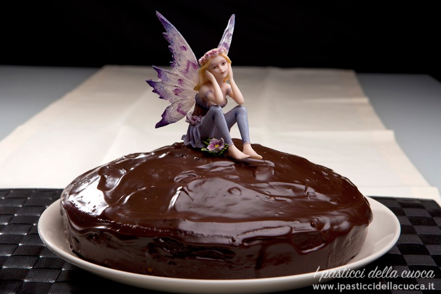 torta-al-caffe-con-glassa-al-cioccolato-fondente