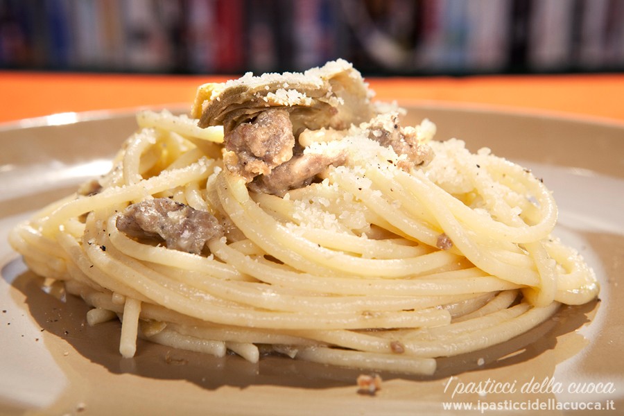 spaghetti-con-salsiccia-e-carciofi