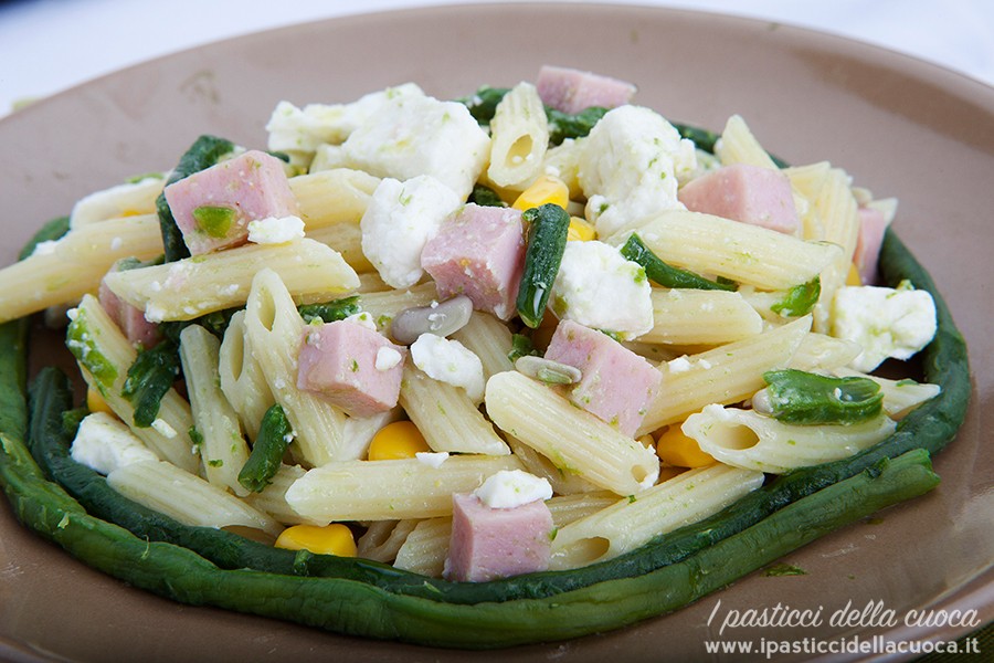 mini-penne-con-fagiolini-serpente-feta-prosciutto-mais
